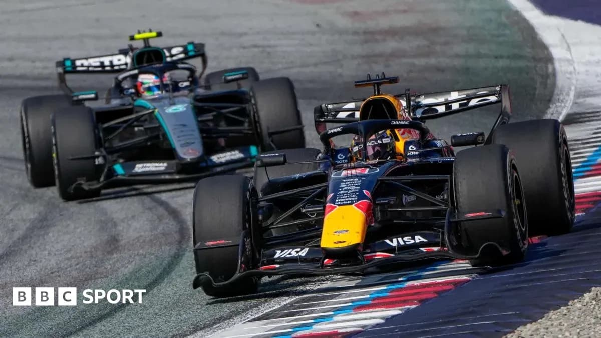Deux voitures de Formule 1 en course sur piste
