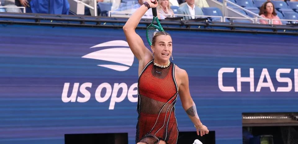 Joueuse de tennis frappant la balle au US Open
