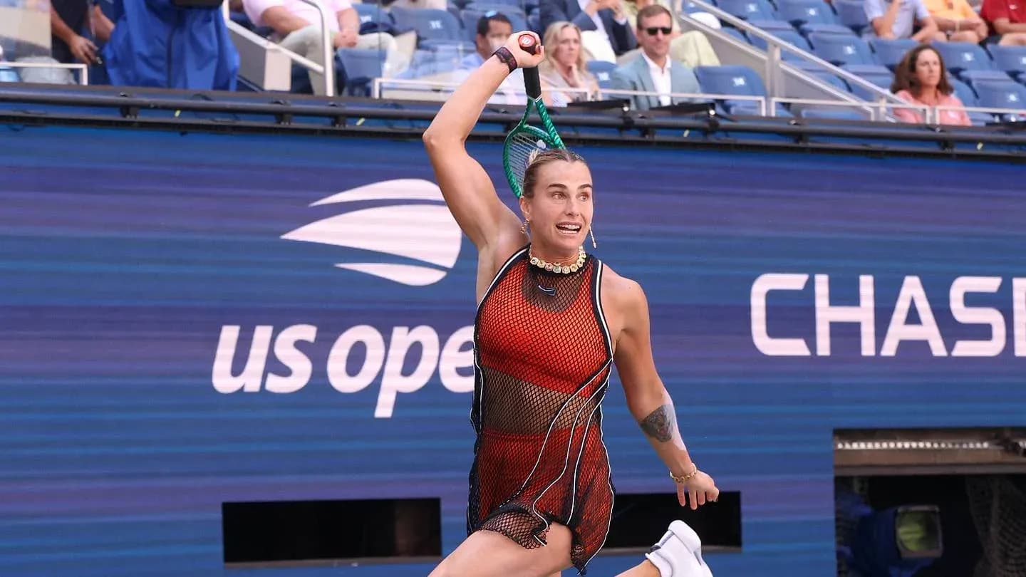 Joueuse de tennis frappant la balle au US Open