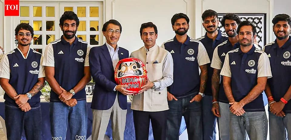 Équipe de cricket posant avec un Daruma au Japon