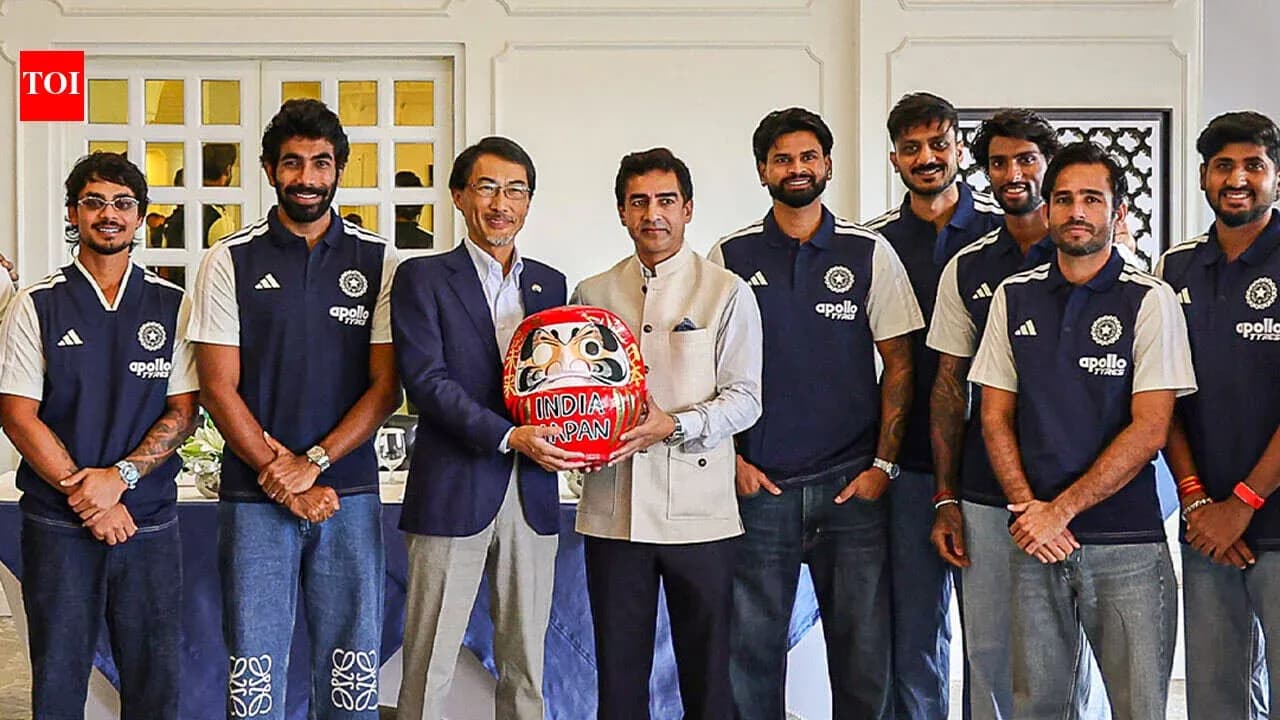 Équipe de cricket posant avec un Daruma au Japon