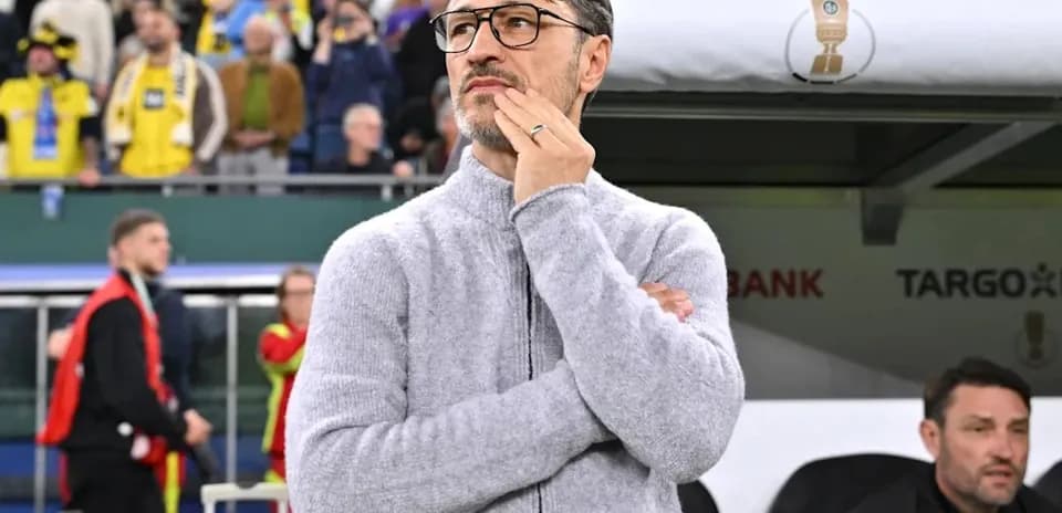 Entraîneur réfléchissant sur le banc de touche
