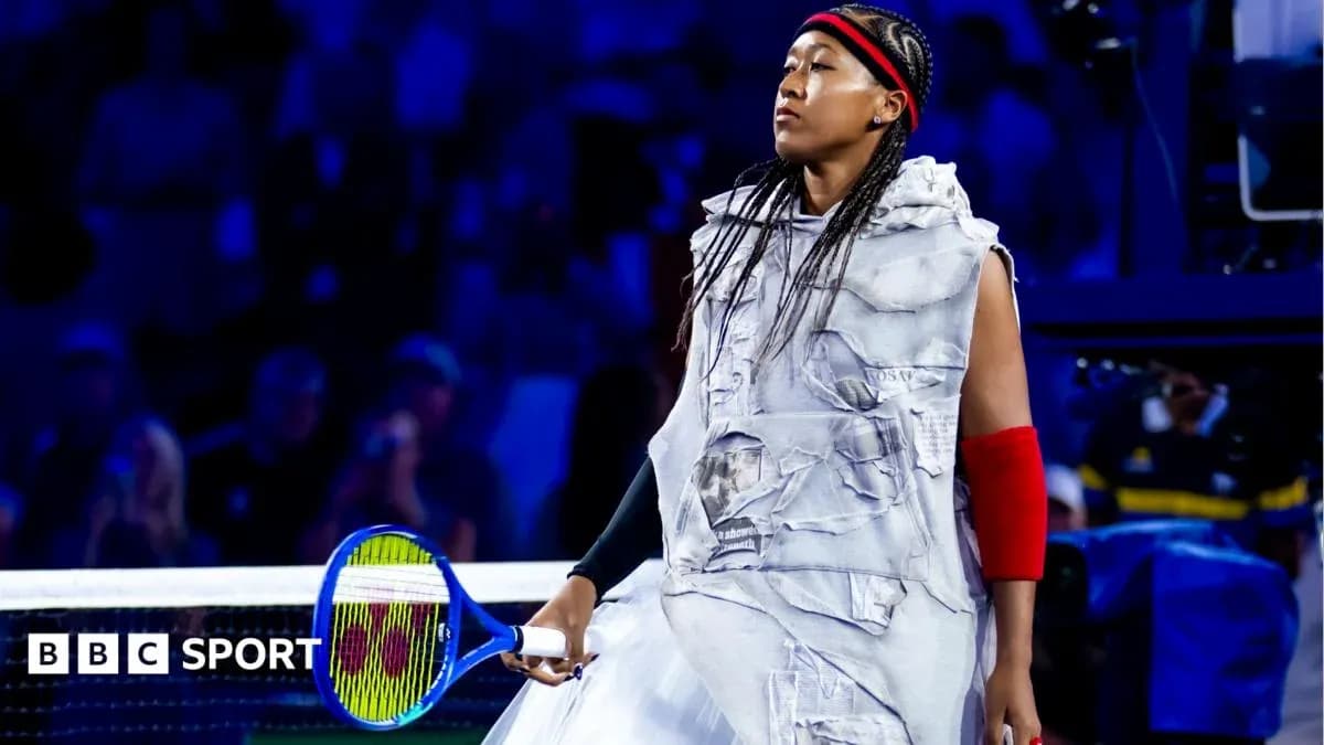 Naomi Osaka entrant sur le court avec une raquette