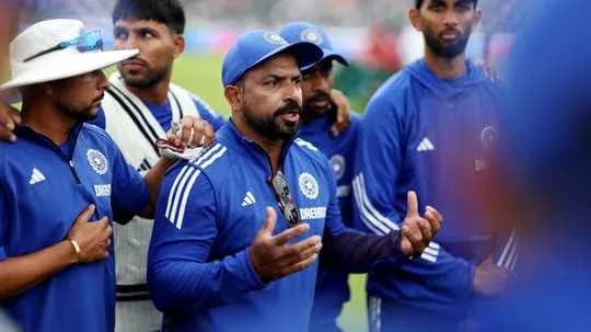 Entraîneur parlant à l'équipe de cricket en réunion