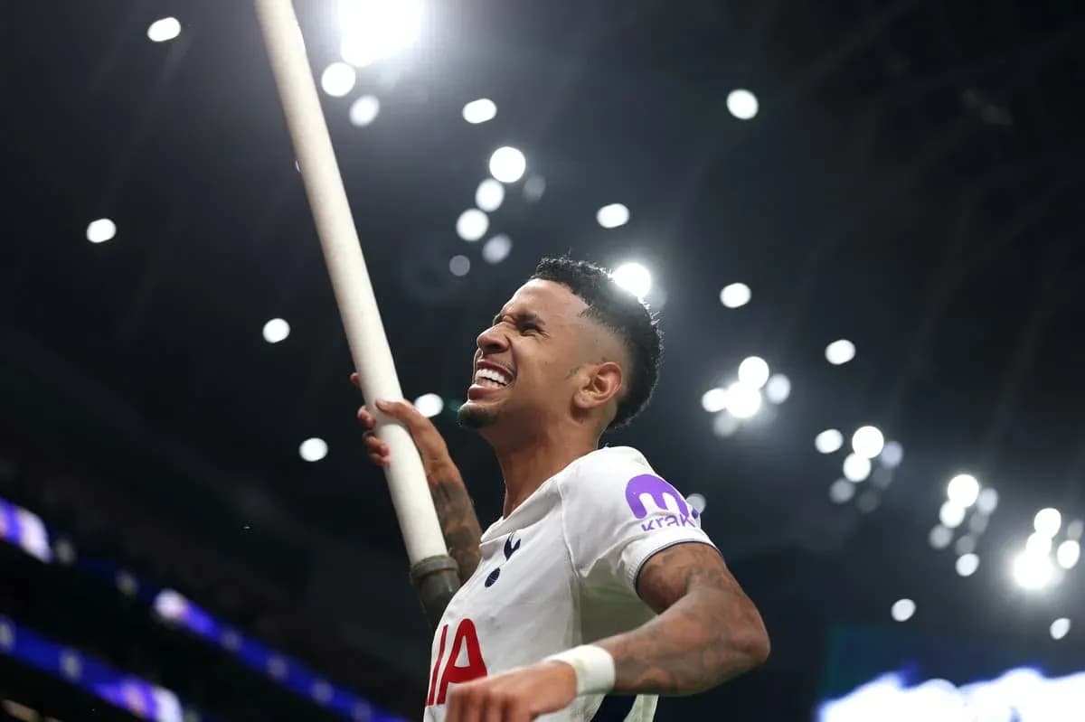 Joueur de Tottenham célébrant avec un bâton