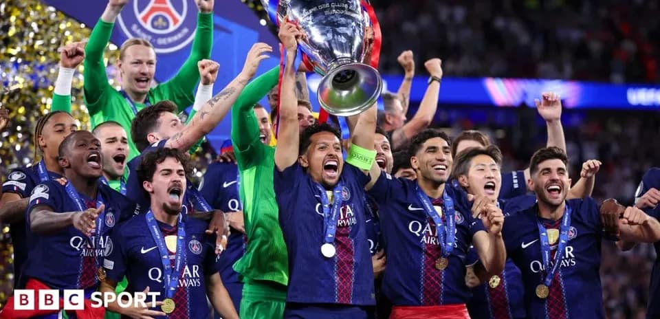 Équipe du PSG célébrant la victoire avec le trophée