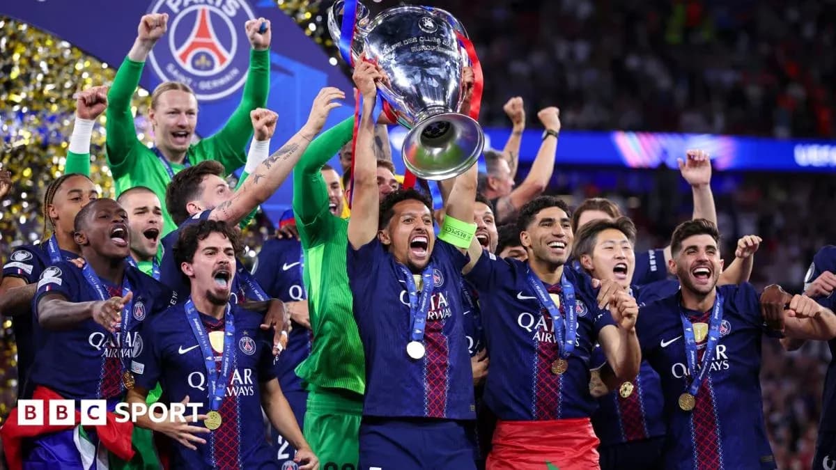 Équipe du PSG célébrant la victoire avec le trophée