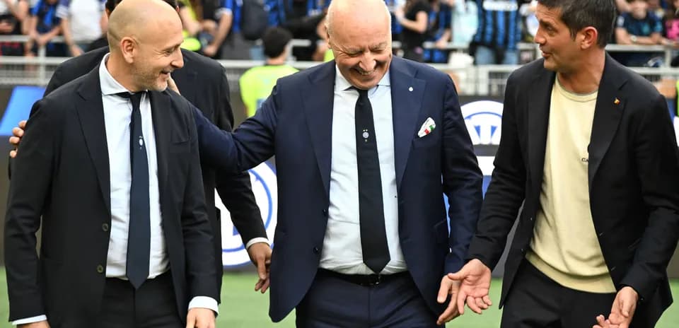 Trois hommes en costume discutant sur le terrain