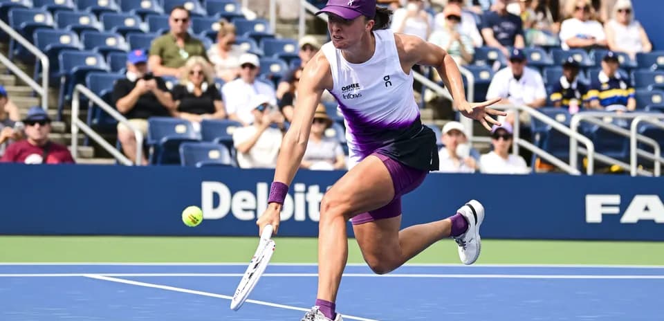 Joueuse de tennis en train de frapper la balle