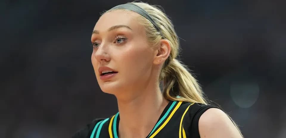Joueuse de basket en tenue d'équipe sur le terrain