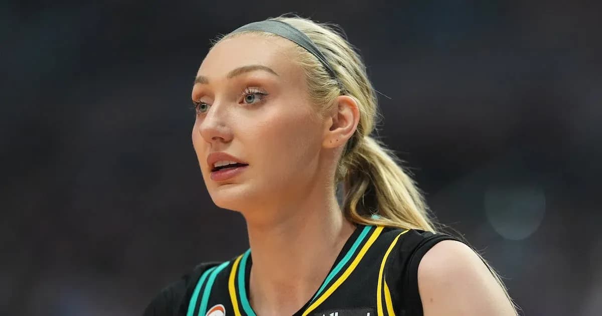 Joueuse de basket en tenue d'équipe sur le terrain