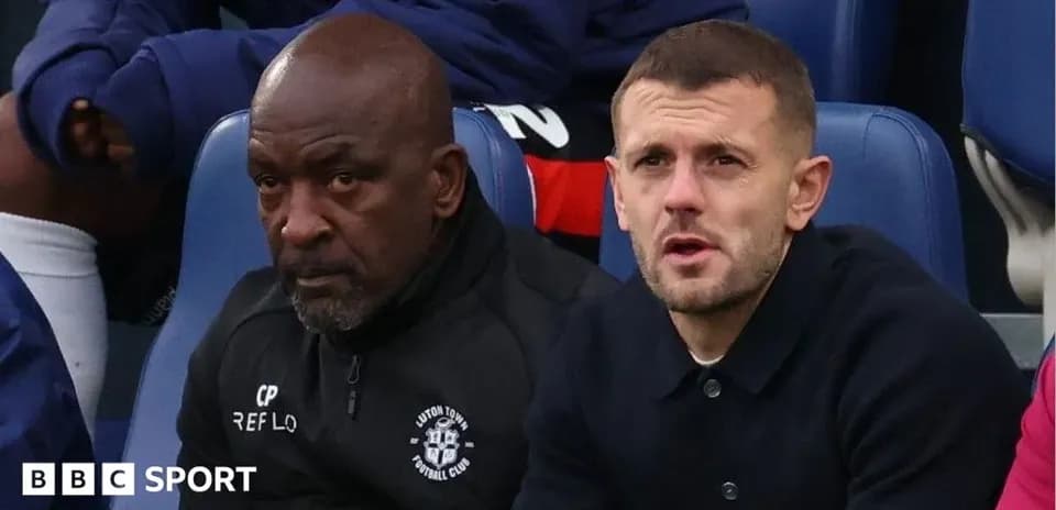 Deux hommes sur le banc de touche lors d'un match