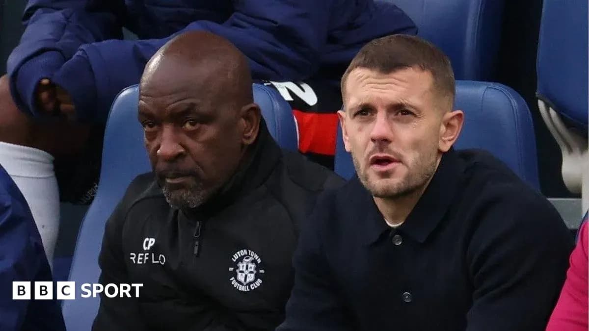 Deux hommes sur le banc de touche lors d'un match