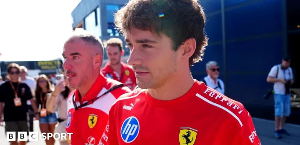 Pilote de Ferrari marchant dans le paddock