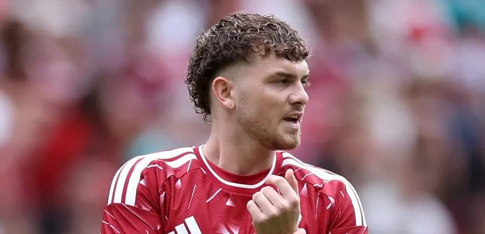 Joueur en maillot rouge lors d'un match