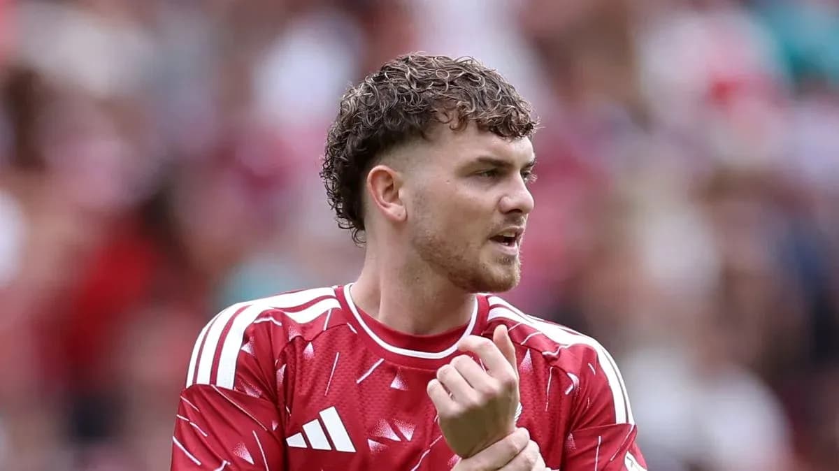 Joueur en maillot rouge lors d'un match