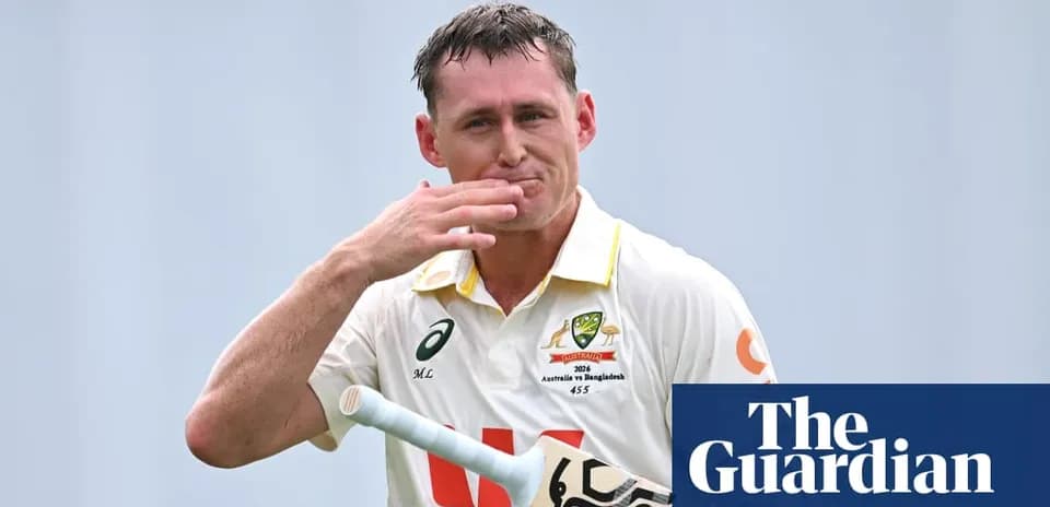 Joueur de cricket australien saluant le public après un match