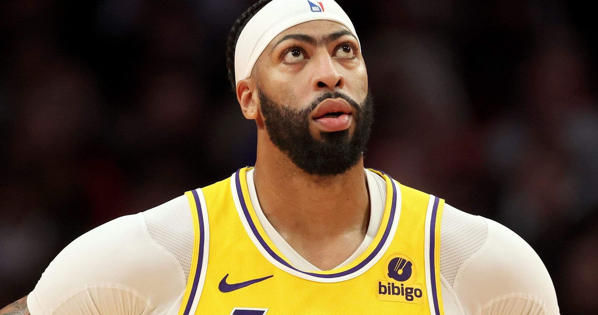 Joueur des Lakers regardant vers le plafond