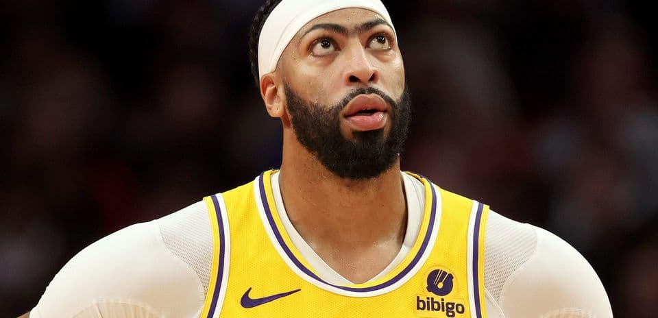 Joueur des Lakers regardant vers le plafond