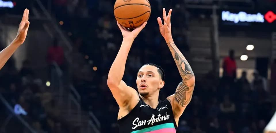 Joueur lançant le ballon de basket en match