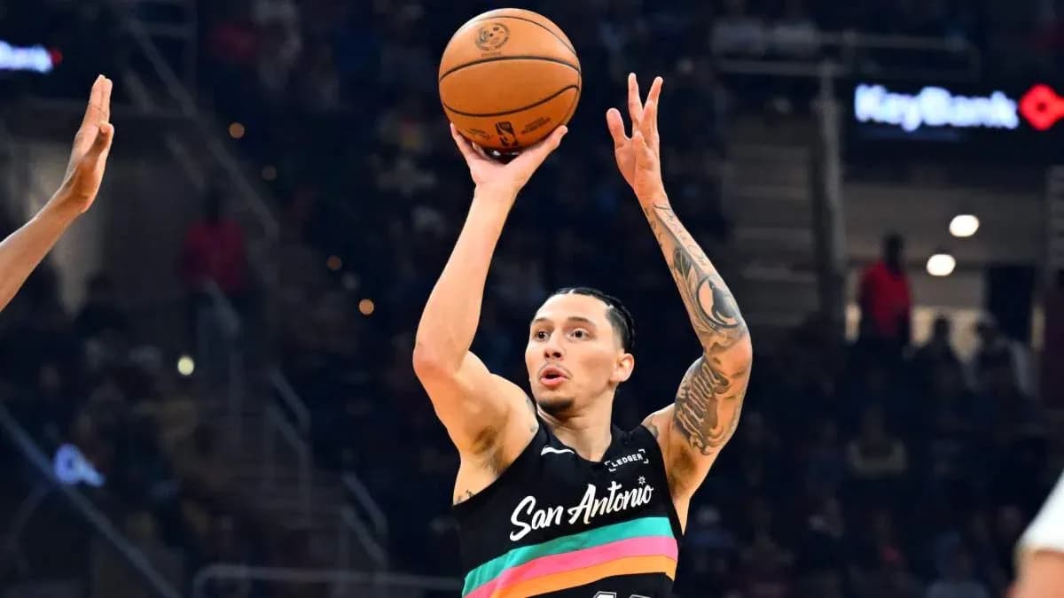 Joueur lançant le ballon de basket en match