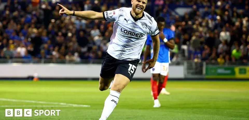 Joueur célébrant un but sur le terrain