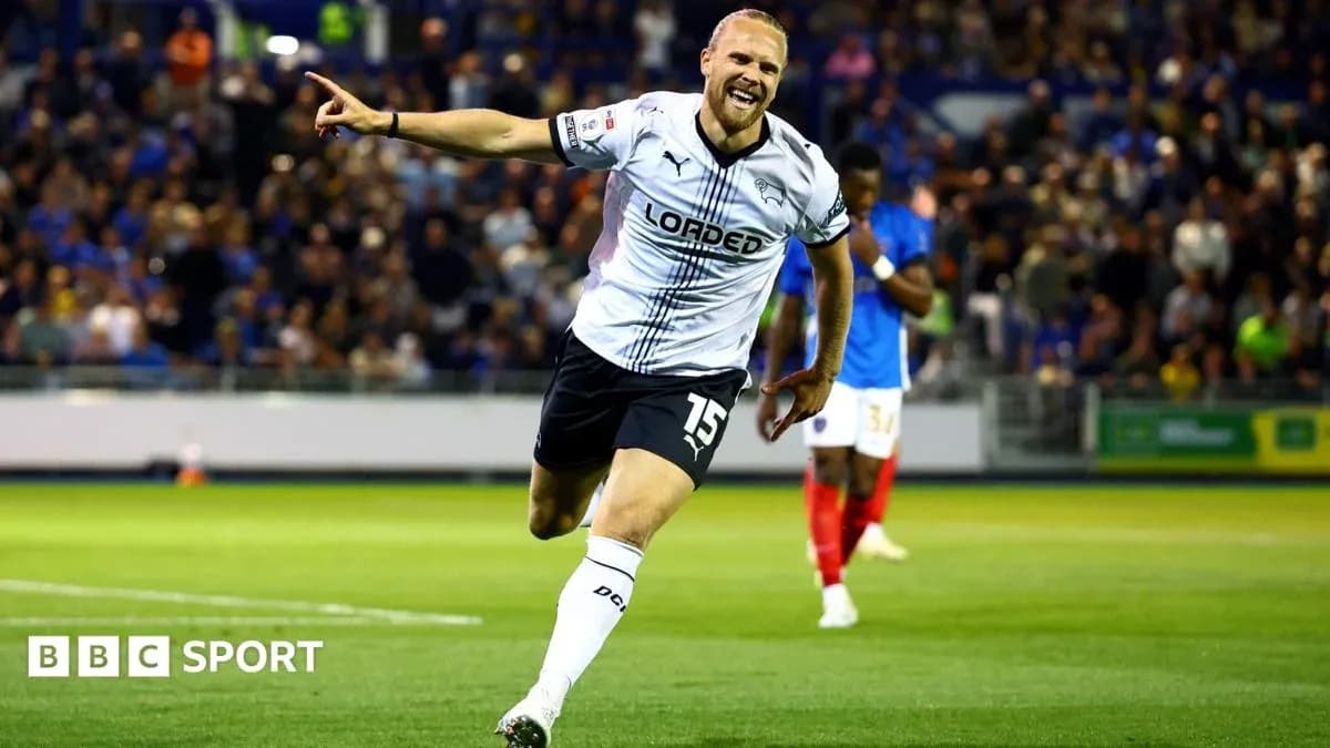 Joueur célébrant un but sur le terrain