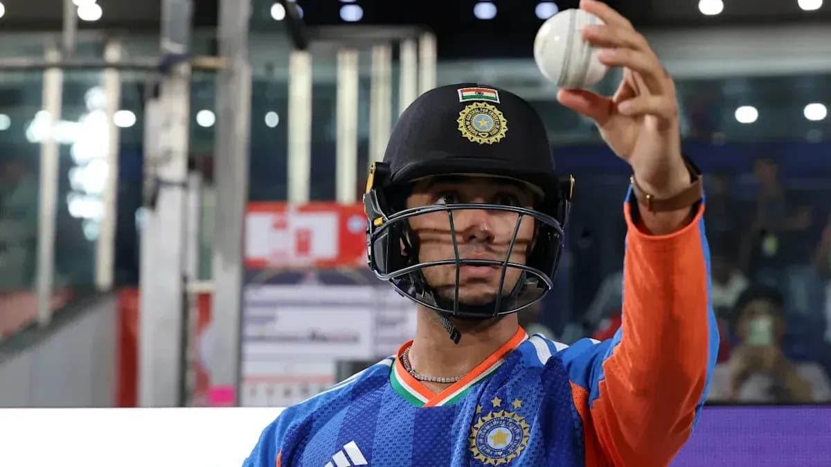 Joueur de cricket tenant une balle avant le match