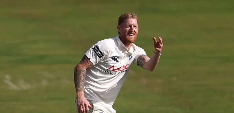 Joueur de cricket attrapant une balle en l'air