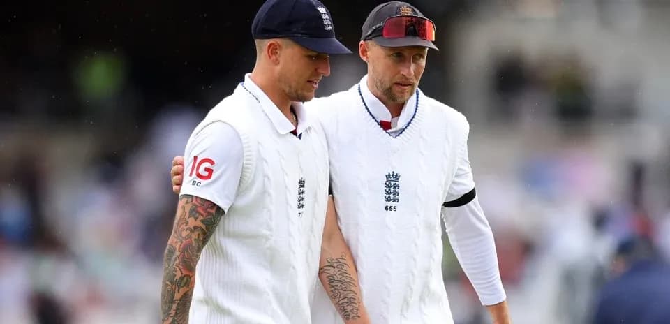 Deux joueurs anglais discutant sur le terrain de cricket
