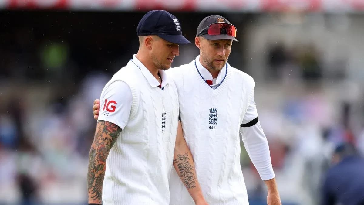 Deux joueurs anglais discutant sur le terrain de cricket