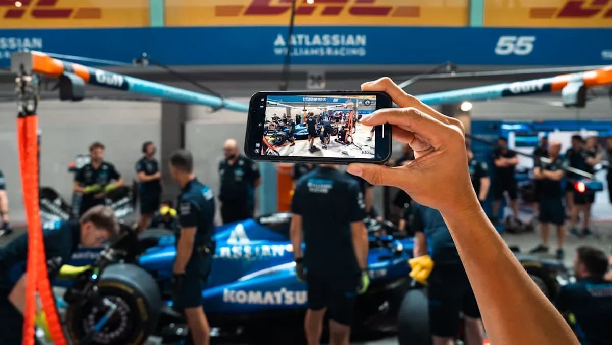 Person prenant une photo dans un garage de F1