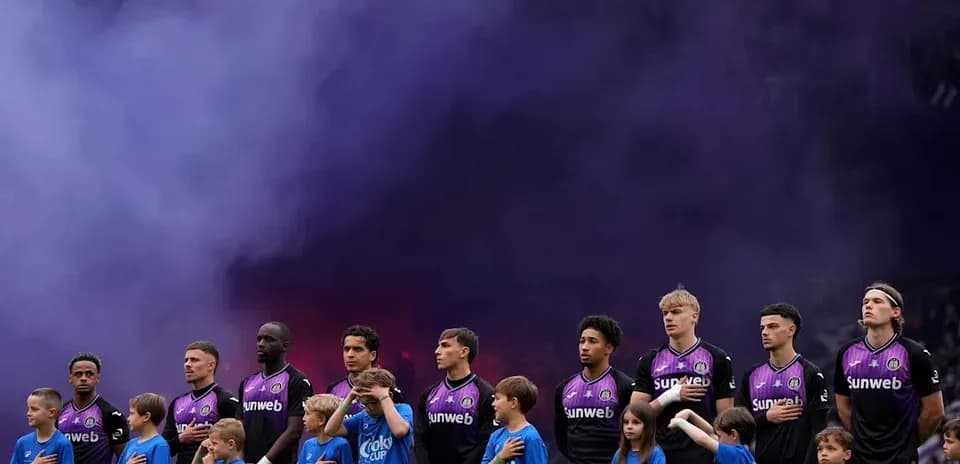 Joueurs et enfants en tenue, cérémonie d'avant-match