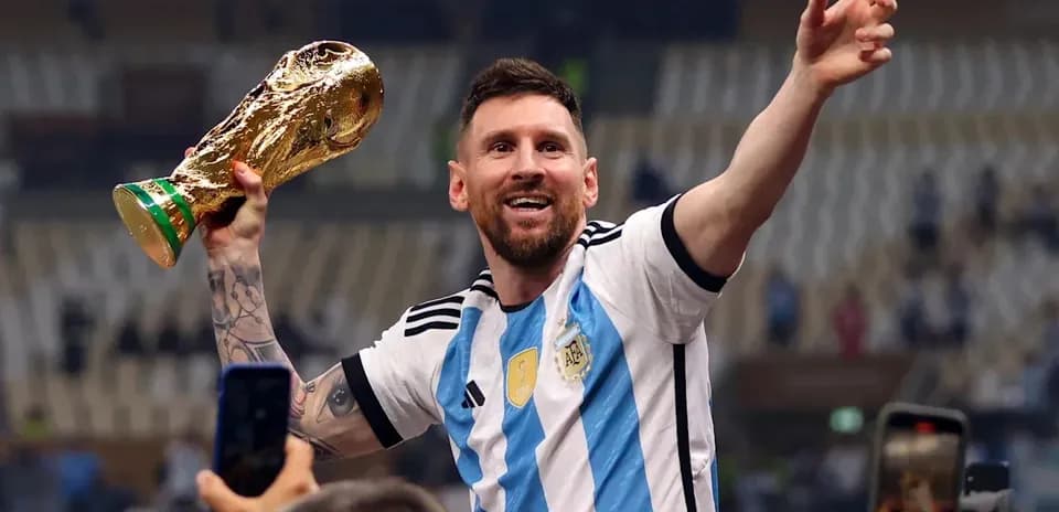 Joueur levant la Coupe du Monde dans le stade
