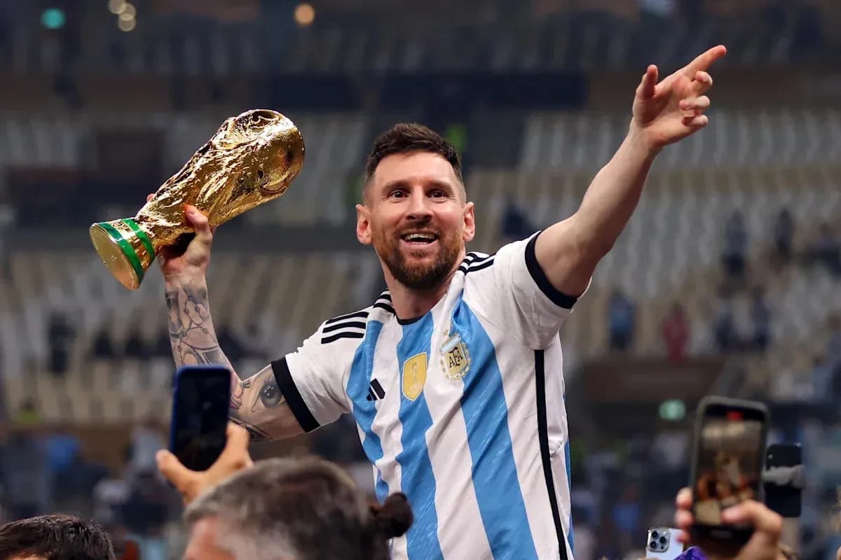 Joueur levant la Coupe du Monde dans le stade