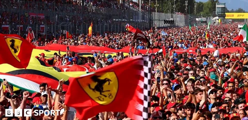 Foule de fans brandissant des drapeaux Ferrari en course