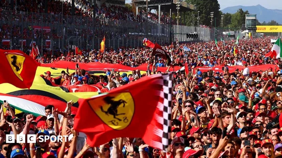 Foule de fans brandissant des drapeaux Ferrari en course