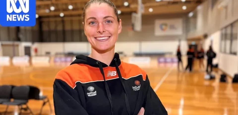 Joueuse de netball souriante dans un gymnase