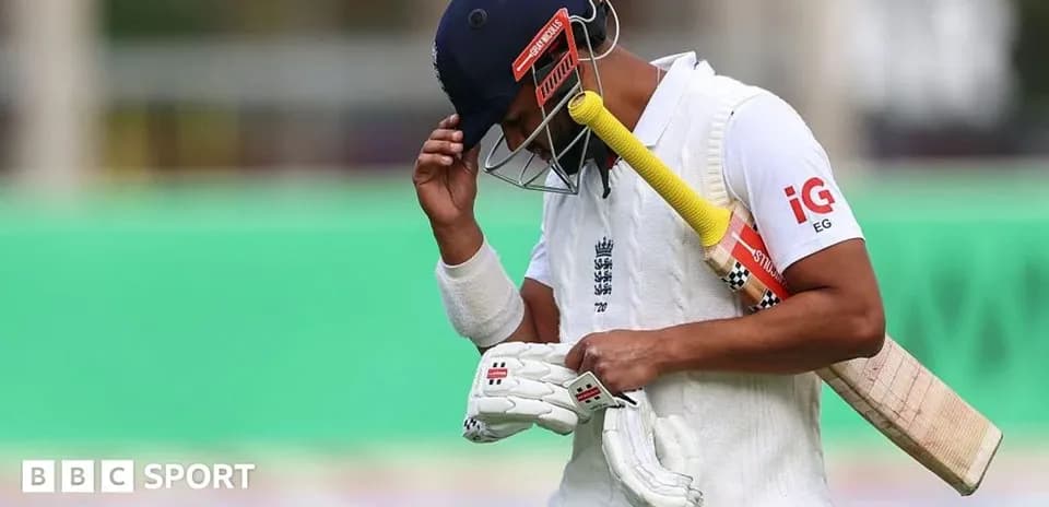 Joueur de cricket quittant le terrain avec sa batte