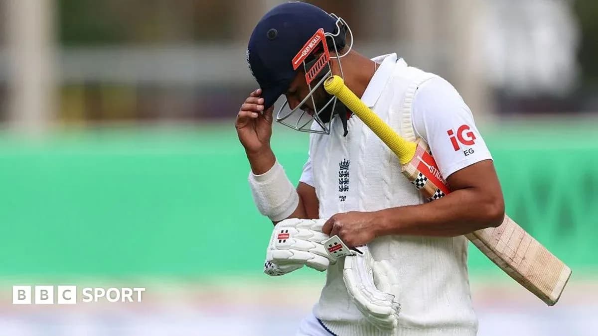 Joueur de cricket quittant le terrain avec sa batte