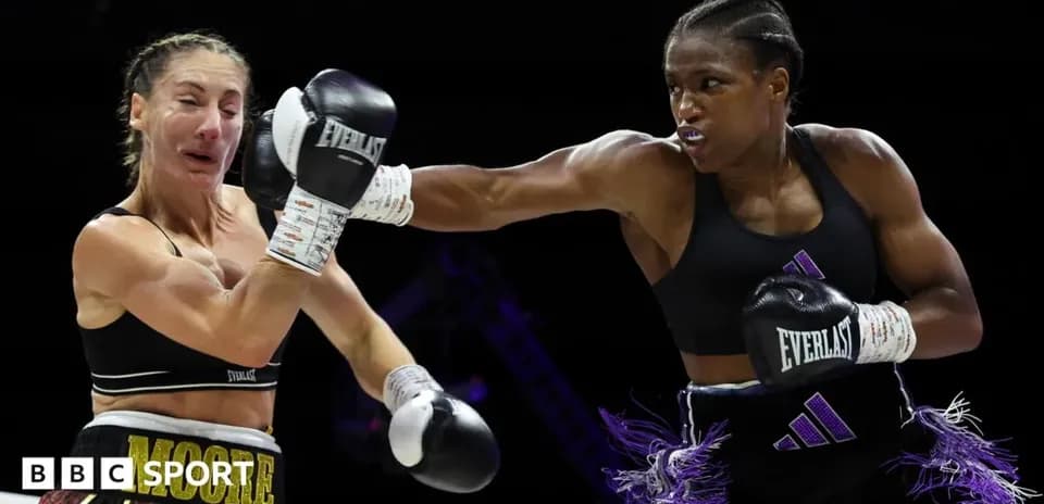 Boxeuses en action dans un match de boxe