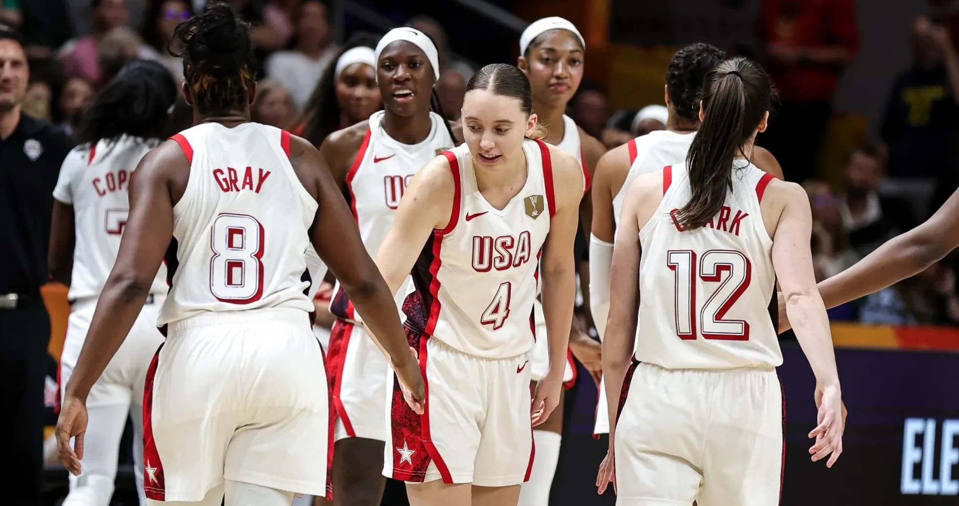 Joueuses de l'équipe USA se félicitant sur le terrain