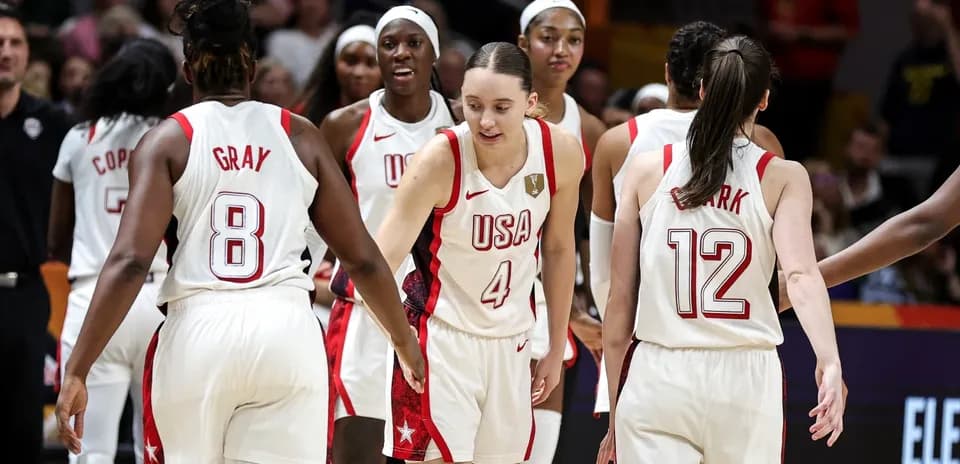 Joueuses de l'équipe USA se félicitant sur le terrain