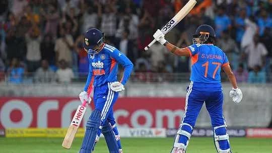 Joueurs indiens célébrant un point lors du match