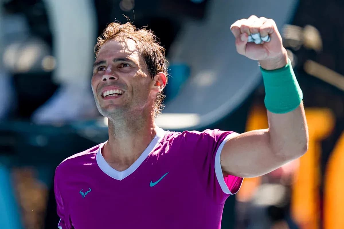 Joueur de tennis célébrant une victoire sur le court