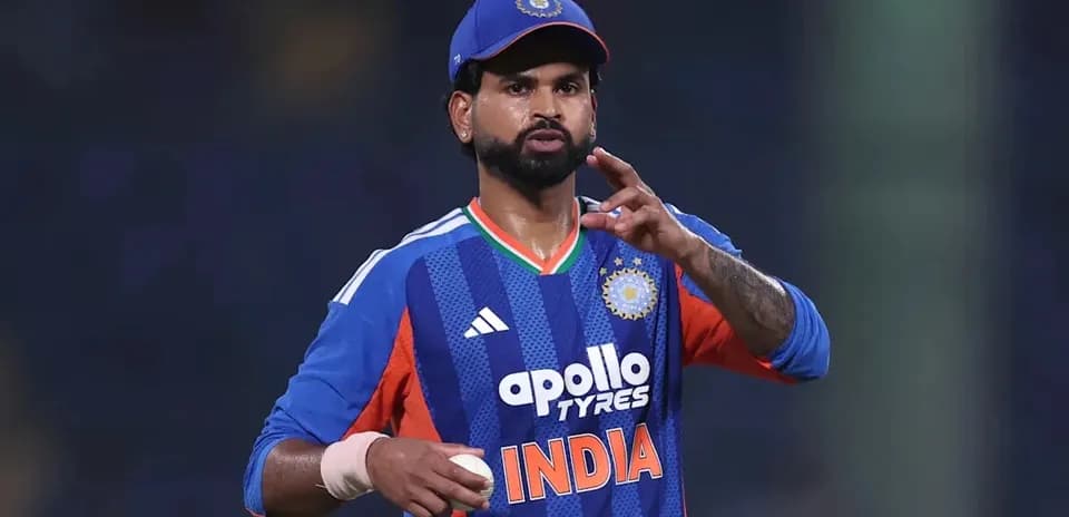 Joueur indien de cricket en action sur le terrain