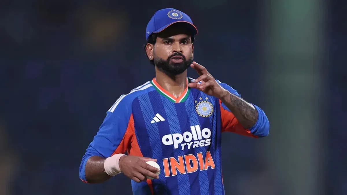 Joueur indien de cricket en action sur le terrain