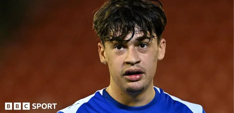 Joueur en maillot bleu lors d'un match