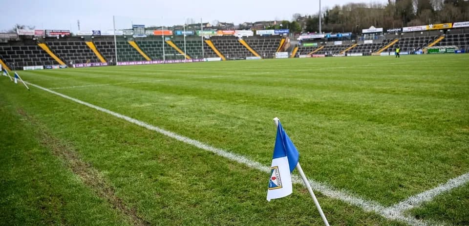 Coin de terrain avec drapeau au stade