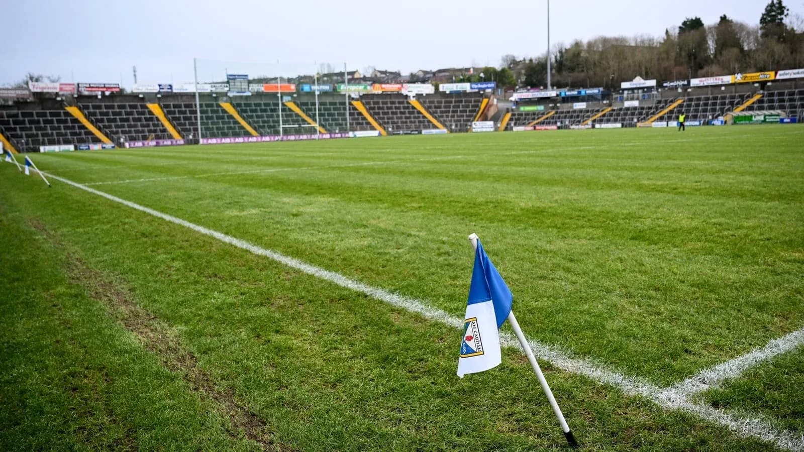 Coin de terrain avec drapeau au stade